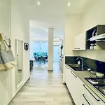 Apartament Wave House Cosy Yet Modern In A Prime Location, Oceanfront, Private Terrace And Air Conditioning *