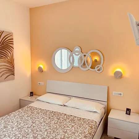 Wave House Cosy Yet Modern In A Prime Location, Oceanfront, Private Terrace And Air Conditioning דירה