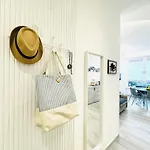 Wave House Cosy Yet Modern Apt In A Prime Location, Oceanfront, Private Terrace And Air Conditioning *